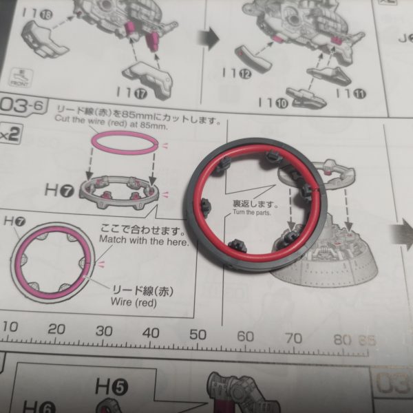 随分久しぶりにRGを作成中。最新のキットはやっぱりすごい…。せっかく8.5cmに切った赤いリード線もほとんど見えない場所になるのがいかにもRG(zaku-kao5)ガンマカゴールドとシャインシルバーがバーニアと砲口塗りに大活躍(gandam-hand2)ドライブラシのやりがいがありそう(zaku-kao2)（5枚目）