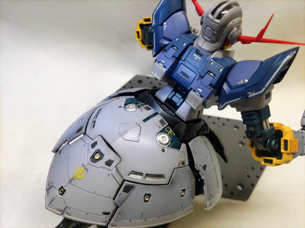 バーニアや砲口部を中心に全身あちこちシャインシルバーとゴールドを入れました。エッジを際立たせる程度にウエザリングマスターを使用。