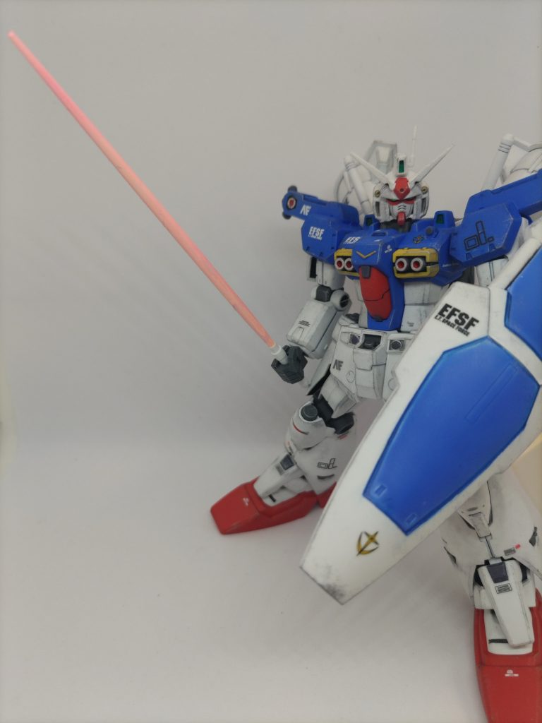 ビームサーベルは白一色だったのでピンクで塗装。シールドのブルーも大胆にシールだったのでスプレー塗装しましたが失敗気味…。