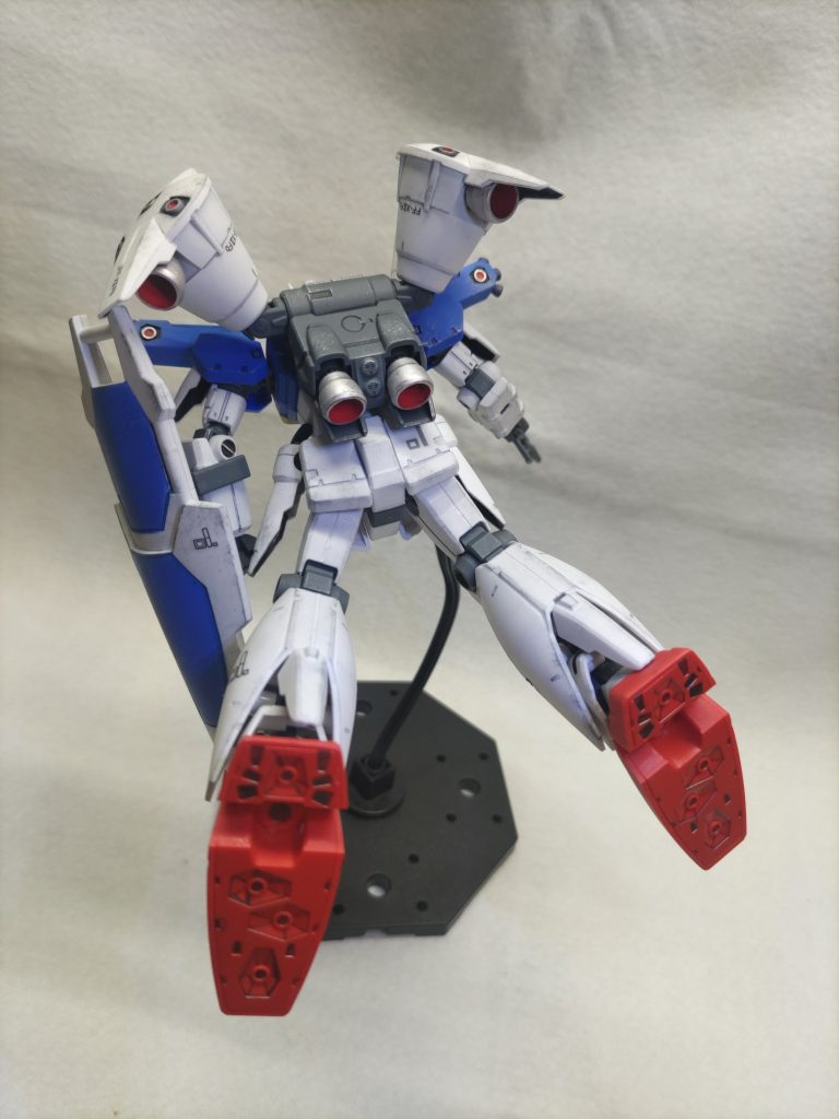 バーニア内レッド、外はシルバーで塗装。足の裏は手抜き…。やっぱりフルバーニアンは飛んでる姿がいいですね。