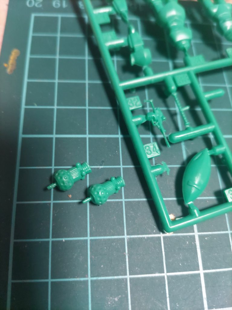 グリーン一色…。34番はバリではなくゲルググのアンテナです。この後どこかに飛んで行き行方不明になりました(zaku-kao4)