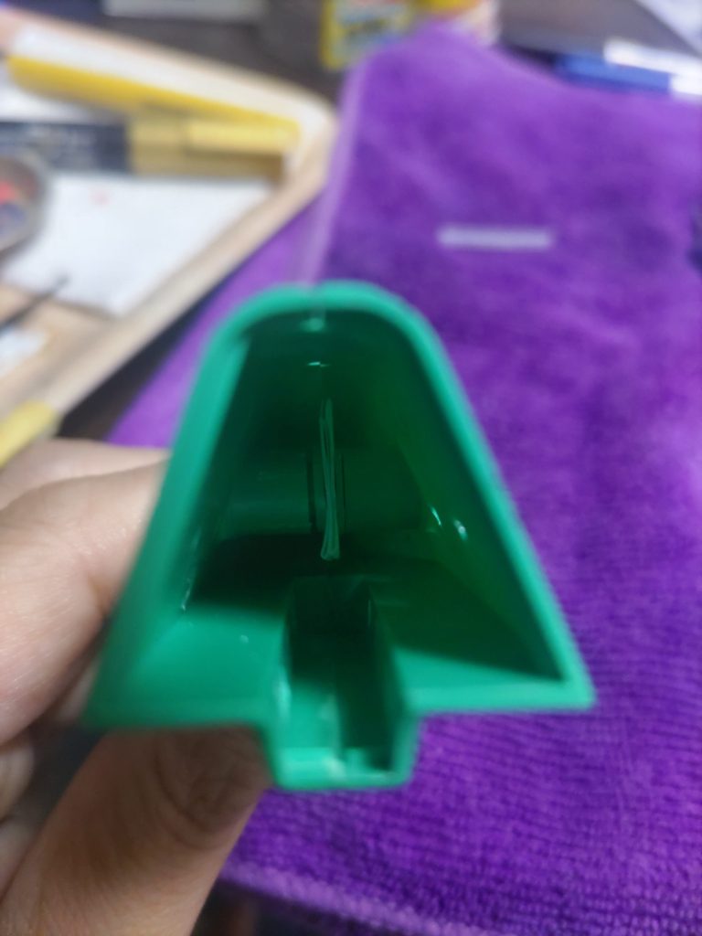 どなたかの作品の真似ですが中に紙を挟んでメガ粒子砲を固定できるように改造。