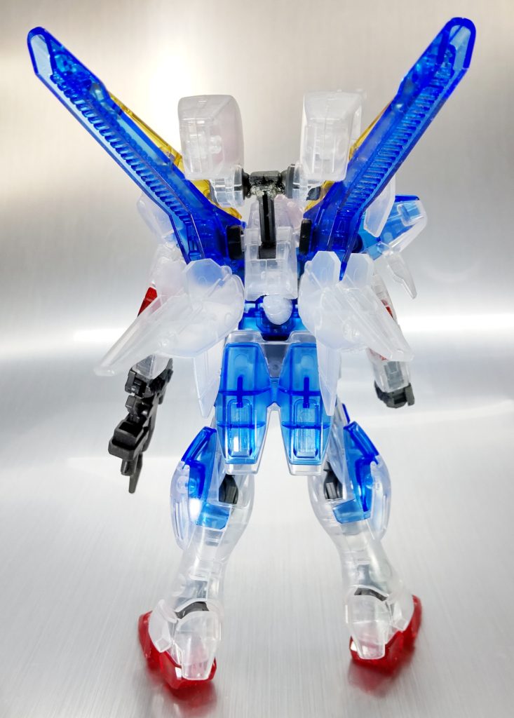 T字の部品をほぼカットし羽が通常時と同じ位置でバックパックが付けられる位置になるようリューターでガン削り作業の末ようやくこの状態までにこぎつけました。違和感なく物理的にも可動の干渉なく見られる状態になったかと。