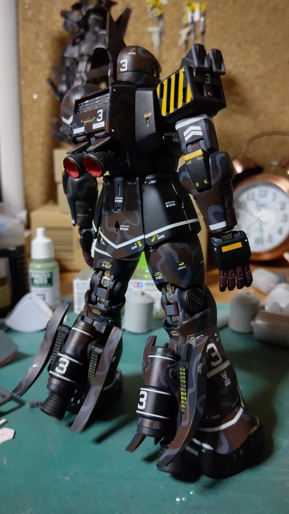 3号機、バックビューです。バーニア、スラスターを大型化。足には、この部隊特有の、滑り止めの駐鋤ついています(‘д‘ )。