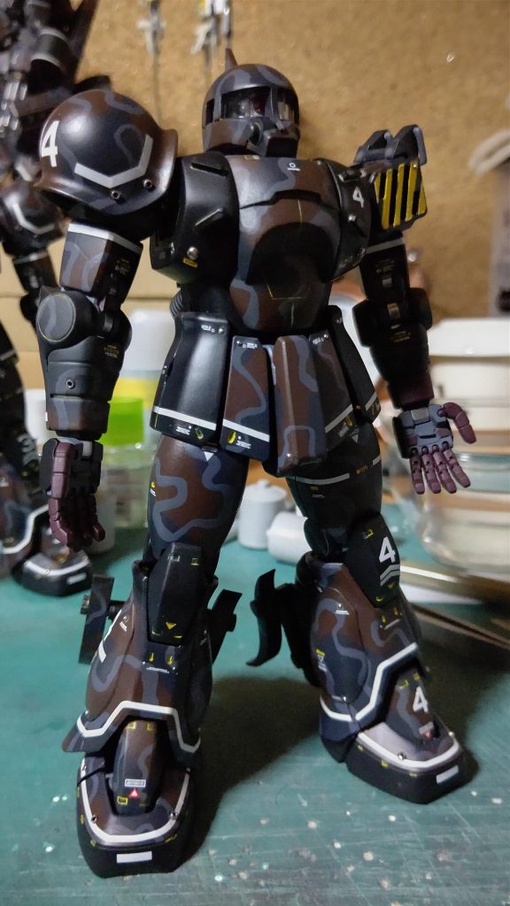 4号機です。こちらは左腕で装填します。基本的なところは、左右対照なだけで、化わりないです。3号機も4号機も、あまりチューンアップされていない、旧式のザクⅠを装填手に、あてがってきます(´д`|||)。