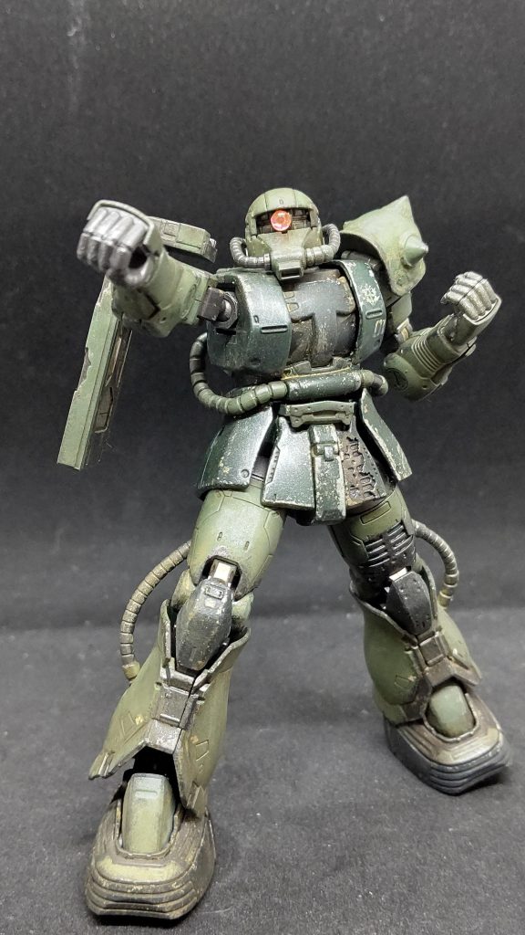 正拳突きのポーズです。肩を前に出せるのでしっかりこのポーズも決まります。