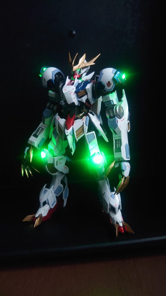 バックパックをプラ板で作成してボタン電池を仕込み、リモコンで色を変えられるようにしました。電飾で課題だったコードレス化を実現しました。