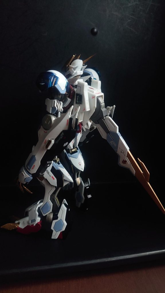 プラ板で自作してみたバックパックの形状はウルズハントの端白星を参考にしました。