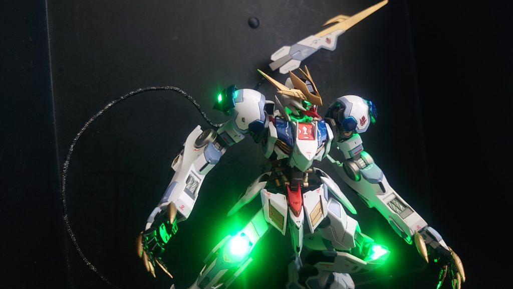 緑色はガンダムとして安定の色です。ワイヤーも長くするため自作しました。