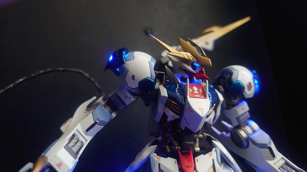 前回、投稿時は電飾のリモコンを紛失していて、テスト点灯のみでしたが、無事に発見。個人的には青色が好みです。仮想設定では、赤がビーストモードなら、青はオートプログラムモード。搭乗者が意識を失ったときに、機械的(正確無慈悲)に動く姿を想像してます。