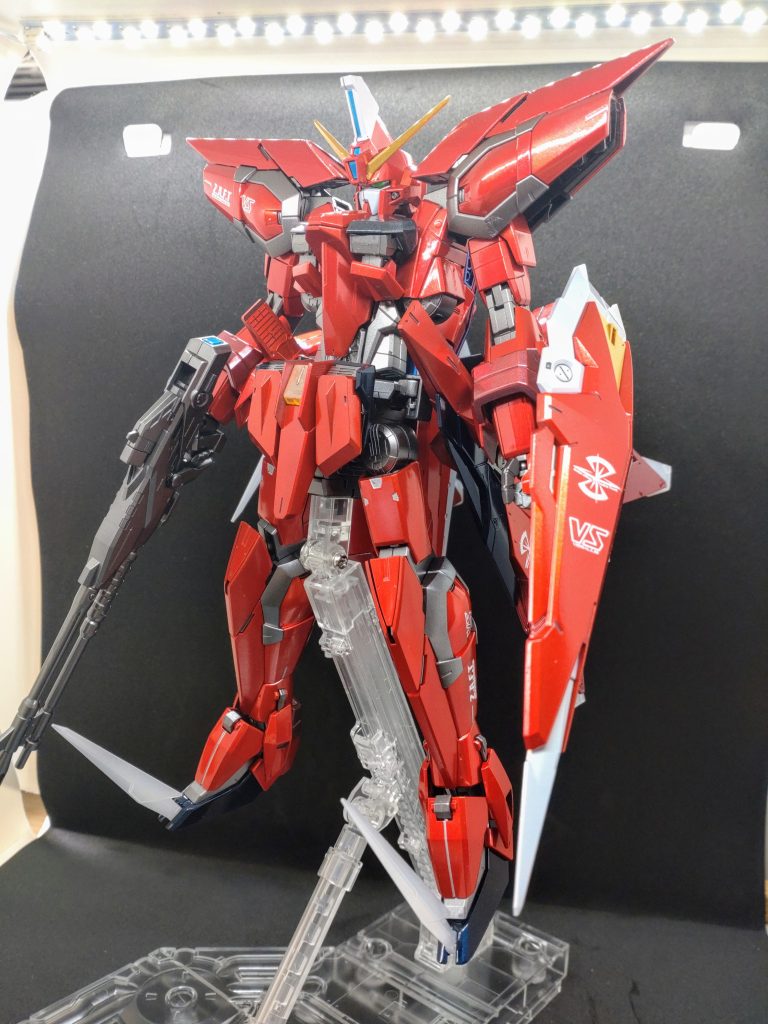 全体像です。今回はデカールを多めに貼りました。サーベル出す白い部分はクリアカラーを活かして、プレミアムガラスパールを吹きました。