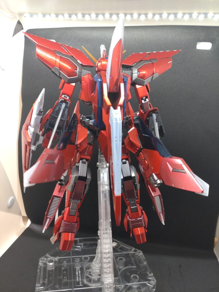 うしろ姿。サイドバインダーがかなり大きいです。赤の一部はクレオスのメタルブラッディレッドで塗りました。