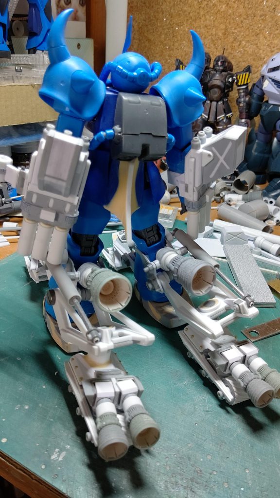 工作完了直前のバックです。この時、バーニアの装甲はまだ思い付いてませんでした。机がカオスです。綺麗に作りたいのもやまやまですが、ごちゃごちゃになります。これは自分だけではないはず…と、反省していません。気持ちに余裕がない現れです(´д`|||)。