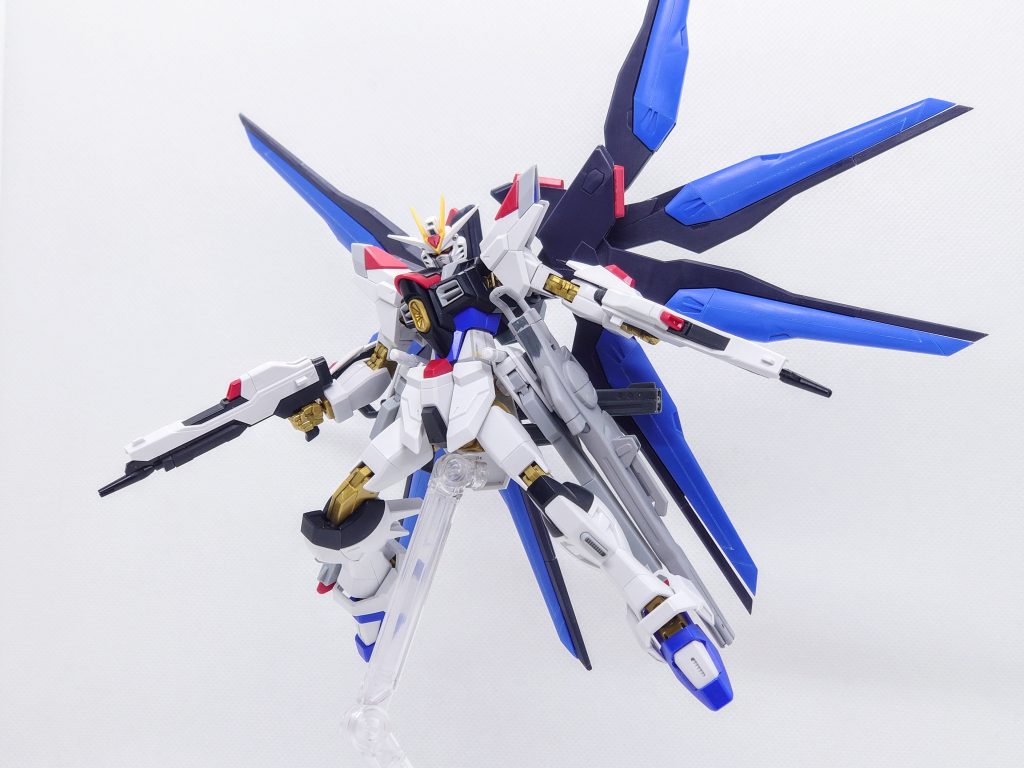 塗装前バックパックはHGCEストライクフリーダムのものを使用。本体の密度に合わせてシャープ化とスジボリを追加しています。