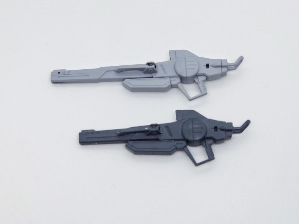 レールガンは装備時の干渉を防ぐため、ゲルググメナース付属のレールガンをそれぞれ2cmと4cm短縮したものを用意。4cm短縮したものを腰裏に、2cm短縮したものを左サイドに装備させています。劇中の長さ的には4cm短縮が正解ですが、レールガンの厚みや持たせた時のケレン味から2cmの短縮がバランスが良いと思います。