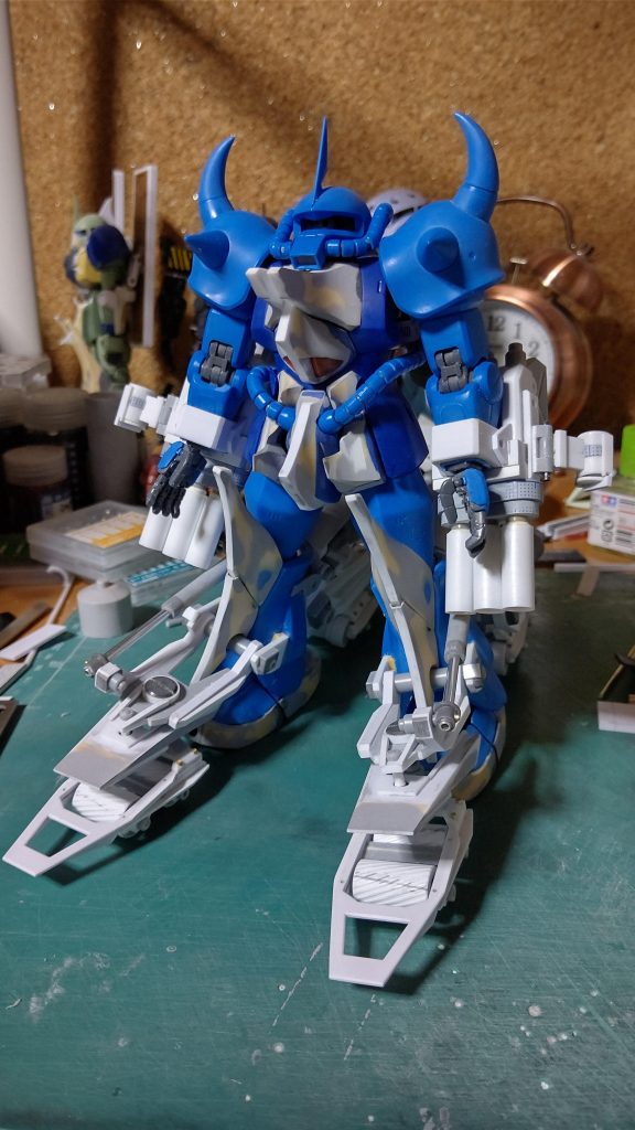 塗装前です。工作完了の時の写真になります。昔はポリパテも、削りやすくて使っていたんですが、気泡がひどくてエポパテに完全に移行しました。プラ板も、出来るだけタミヤの白いプラ板を使ってます。WAVEのグレーのプラ板も柔らかくていいんですが、作っている最中に、角が落ちたり、エッジがぶつかって丸くなるのが嫌で、固いタミヤの物に移行しました。両方ともいいところがあるので、その都度使い分けるスタンスでいきます。細かい傷を消すのも、出来るだけタミヤのラッカーパテでやってます。気泡や隙間に入り混みやすくて、ほぼ一回で気泡も傷も消えてくれるので助かってます(゚ω゚)。