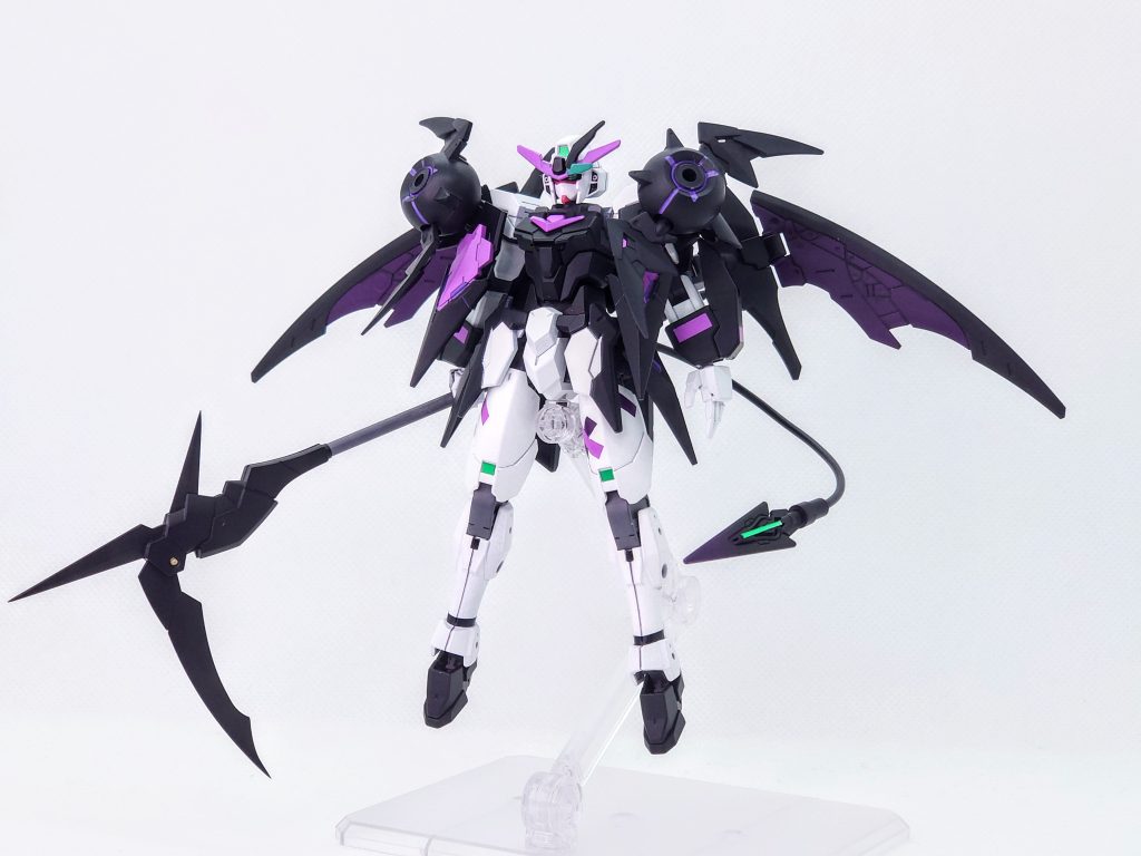 オルタナスガンダム　フルアーマージャケットを着た状態です。アンテナ、バックパック、袖、スカートの換装でフルアーマーとなります。近接戦闘に重きを置いた装備で、両肩のビット「モリノスケ」はＩフィールド発生器を兼ねています。