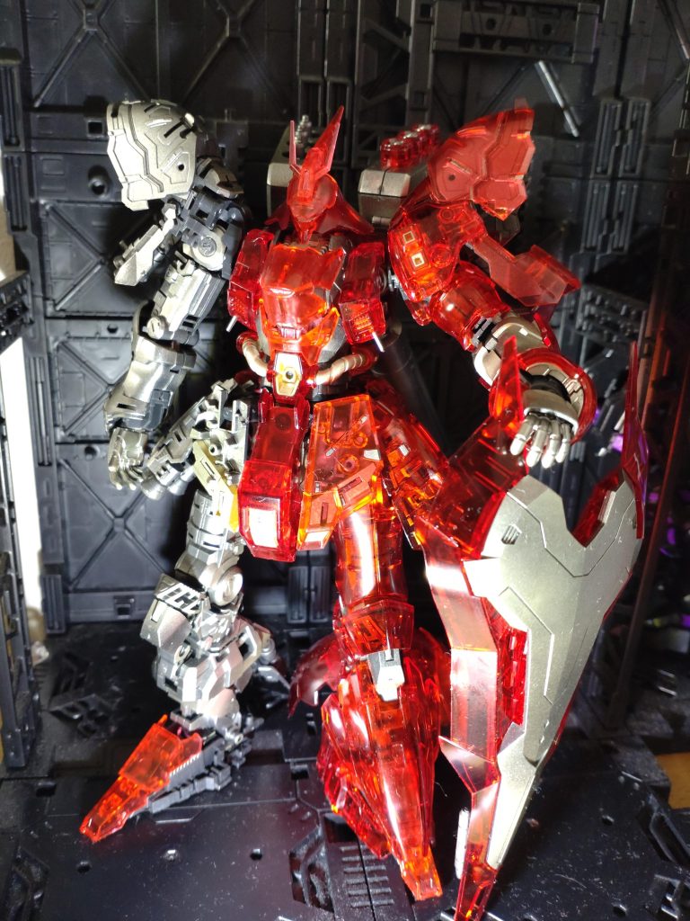 そんなのが　１体いてもいいじゃないということで一旦フィニッシュ　見飽きたら外装つけてデカール貼ってるかもしれませね〜とにかくサザビーはカッコイイ