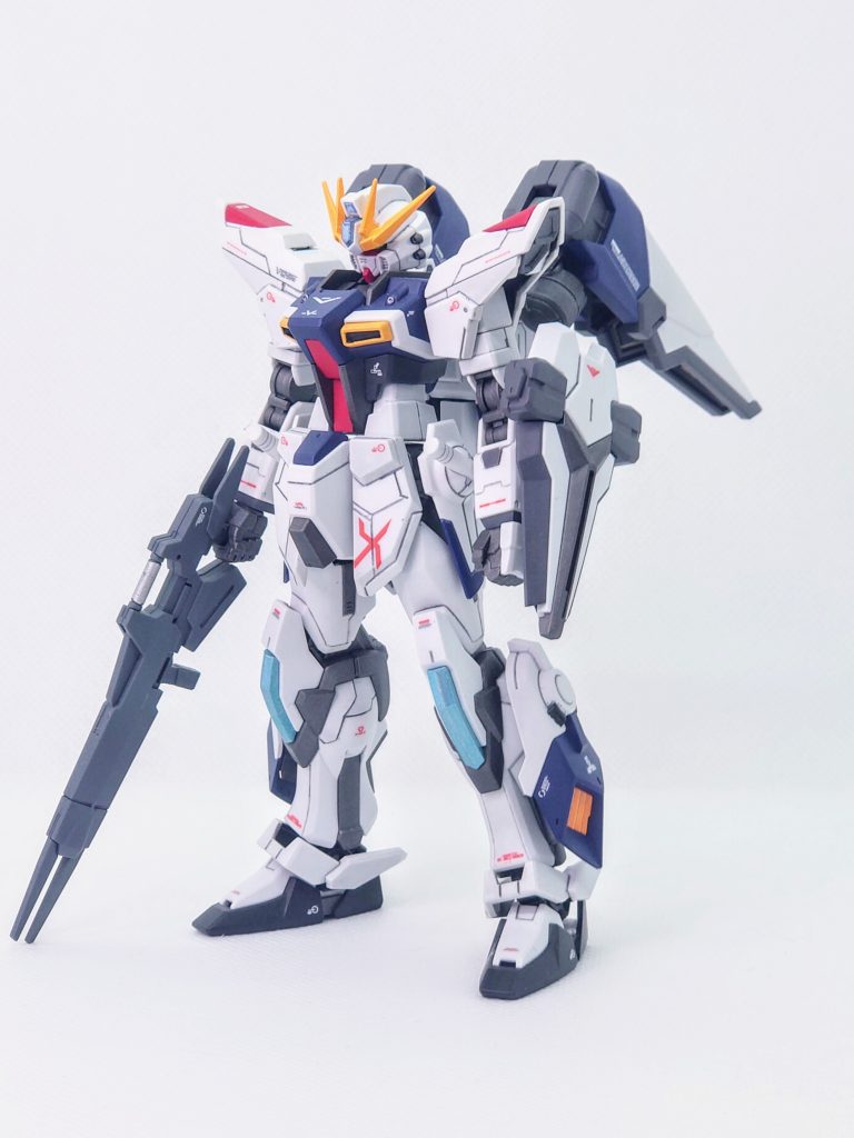 エクシードギャラクシーを素体にしています。各パーツの交換でシルエットをビルドストライクに寄せ、各所にモールドを追加しました。スタイルは股関節軸を3mm下にズラしています。