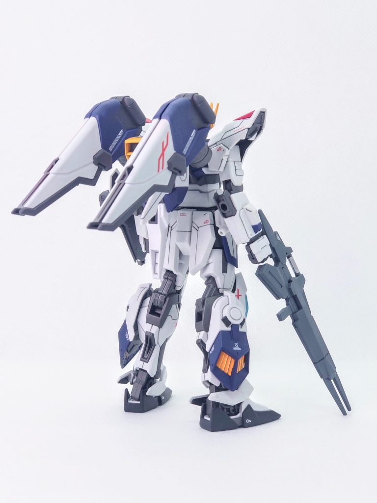 背面ウイングユニットは展開して光の翼を発生することで高い機動力を得ます。