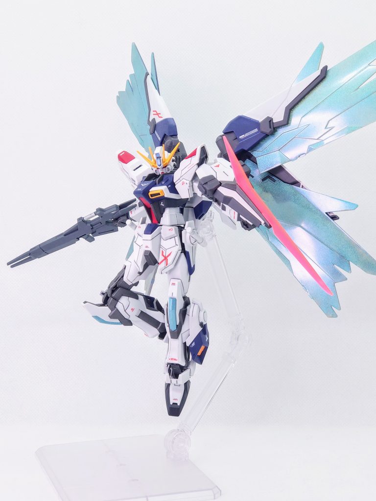 シールドシールドから大型のビームサーベルを発振出来ます。