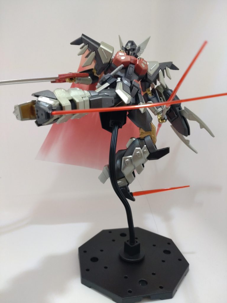 可動域が広くポーズの幅が広いようですがいかんせん私のポージング技量が皆無なのを忘れていましたマントにも表情がつけられともっと動きが感じられそうですね