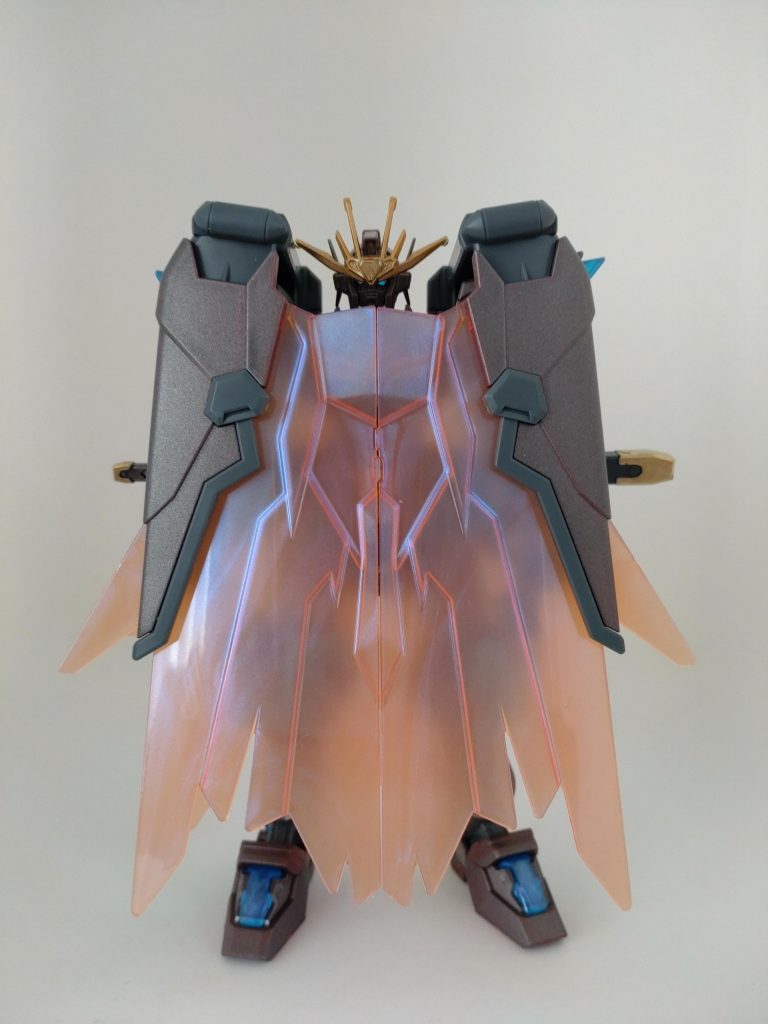 クリアパーツが偏光色　角度や光の加減で色が変わるようで今回はこの棒立ちスタイルで棚に並んでもらいましょう