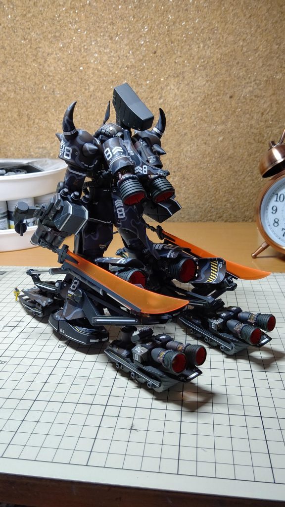 後ろからはこうなってます。バーニアはオークションで販売されている個人出品者様のをてんこ盛りしております。いちおう、ローラーダッシュユニットは折り畳み出来るように作ったら、やはり重すぎて自立できなかったので、かかとが大型化してます。これはあかんと思ったのがヒートサーベルのラック…。明日にでも仙台に持っていこうとして、前日の夜に急ごしらえしたのが災いしたか、通常時は赤熱するの刀身はないんでした!これではラック、回りのユニットも溶けてしまいます。展示しながら店員様と話をしていて、まずいから引っ込めようのしましたが、オレンジの色が入るのがよいと言うことで、とりあえずまああいか…と。これが低評価に繋がるのだけ心配しております。あわてて作ったバチが当たりました(゚Д゚;)。