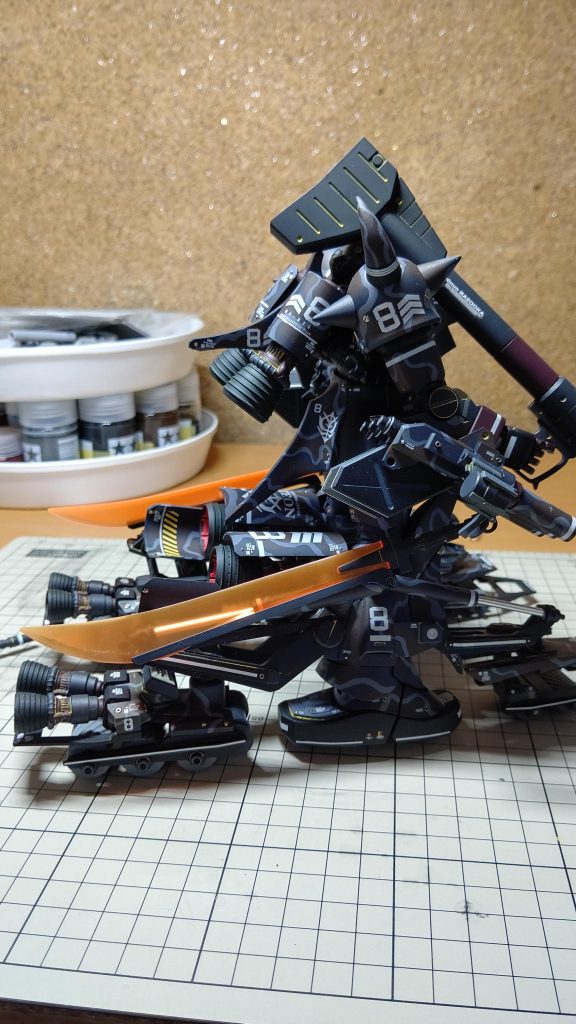 …見事に赤熱刀身がマウントされております。オレンジが映えるのはいいですね。これがダメ出しに繋がらないことを祈ります。ユニットが接地して、グフは浮き上がっているのがわかって頂ければ幸いです。バーニアの装甲は、WAVEのSタンクを切り貼りして作ってます。むき出しでもよかったのですが、流石に装甲装置の被弾は怖いのと、単調な装甲板がなんか面白いポイントになりそうだったので付けてみました。作っていて一番気がかりだったのが、ローラーダッシュユニットを懸架するダンパーの付け根が同じ軸に二股になっているのが、個人的にはいかんと思ってます。負荷がかかるところは独立して軸をもうけたかったんですが、軸をつけられそうな所がもうなかったので、今回は意に反して二股になりました。