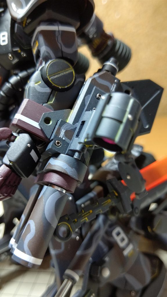 腕の3連装大型マシンガンもスクラッチです。この部分だけ、昔作ってあったのを再利用してます。グフ・カスタムのを大きくした感じですね。照準器もMGのバズーカを見ながらスクラッチしてみました。以前よりも左右対称を正確に作る事ができて満足してます。少しうまくなってきたな、というのが実感できた所です。同じものを作る精度も上がってきて、努力の甲斐は報われた感じがします(^_^)。