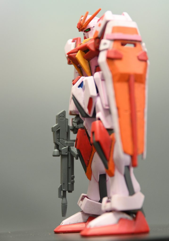 エントリーグレードと比べて古いハイグレードなので塗り分けが面倒臭かった!その分、やりだすと楽しかったです。ファイヤーストライクのコンセプトで始めたので赤とオレンジをベースに塗装を行いました。出来上がった後に軽くウェザリングしています。下手くそなのを誤魔化すには良い技だ😁あ、これは私の場合ね。