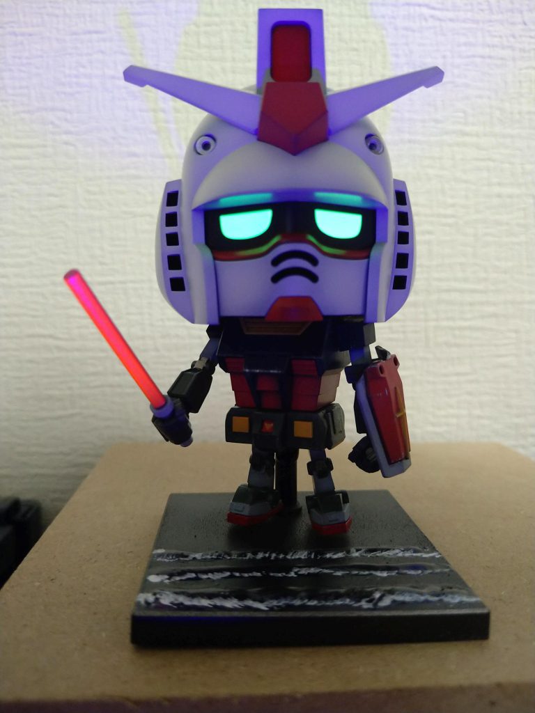 サーベルと目は蛍光で塗ってます。