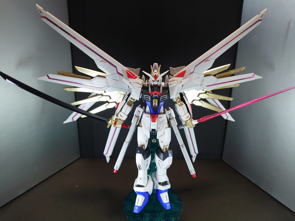  久々の投稿となりましたが細々と制作はしていました(;^ω^)成型色のゴールドの色見が気になったので、ガンダムマーカーのホワイトゴールドで部分塗装しました