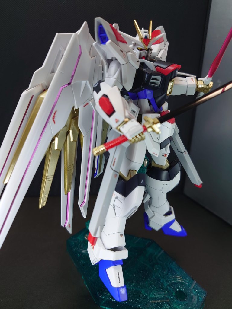 スミ入れして半光沢のトップコートを吹いて完成です　映画本当に面白くて何度も見ちゃいますね。映画を見ながらの制作は幸せすぎる時間です🎵