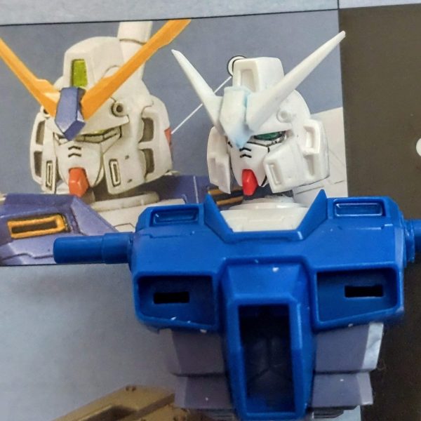 フルスクラッチのツノと、EGガンダムのフレームを使っているのが分かる画像を載せてみました。実は「 頬あて」も延長してます。（1枚目）