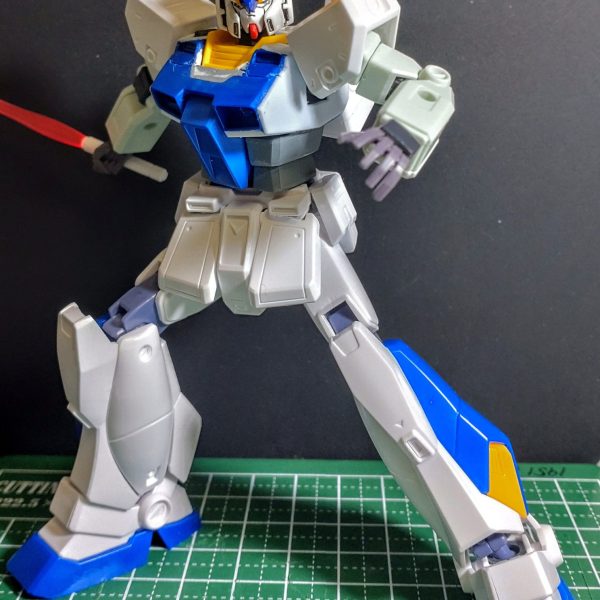 フルスクラッチのツノと、EGガンダムのフレームを使っているのが分かる画像を載せてみました。実は「 頬あて」も延長してます。（2枚目）