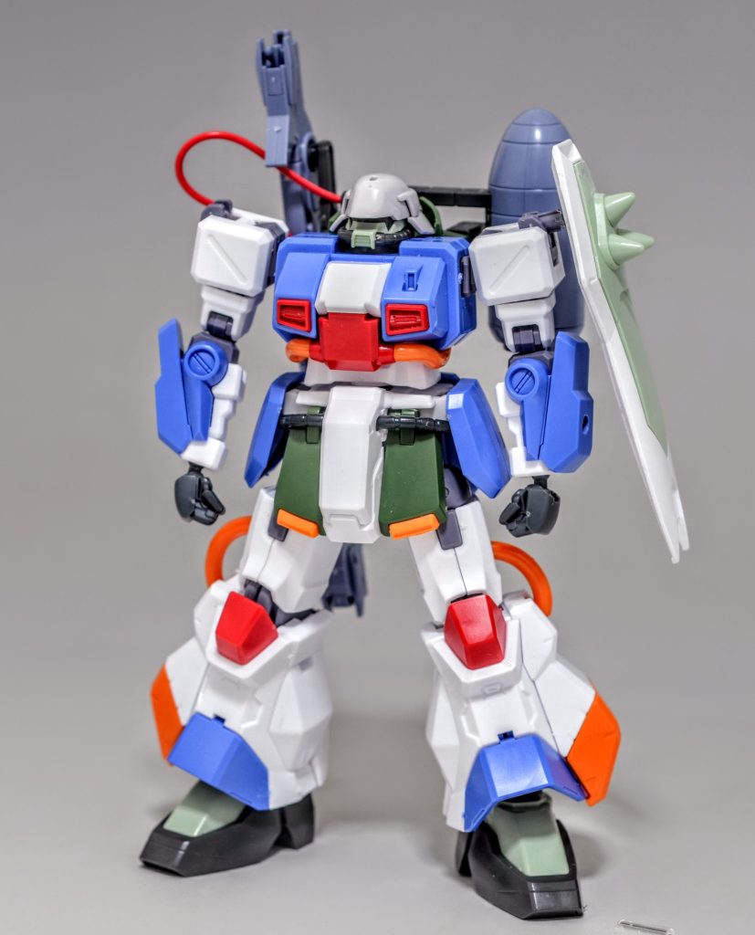 ホビーハイザックをベースにHGザクウォーリアの頭部や足、背面のウィザードシステム等をミキシングしました特に頭部はギラドーガのヘルメットにザクウォーリアのフェイスを組み込んでいます