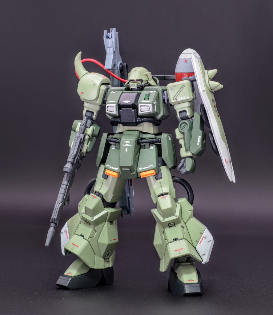 ザクウォーリアの直系後継機で、ガンダムタイプの技術体系を採り込んだ野心的な機体ですゲルググやギャンと次期主力機の座を争った結果、両機を凌ぐ高スペックを発揮したものの、採用した新型の動力系の内装部品の不具合や納入先との政治的癒着問題を理由に一旦は採用が見送られたが、その後も試作機が少数ながらエース向けに実戦配備され性能評価が行われている設定です