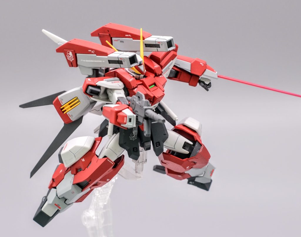 重装甲化で低下した機動力はバックパックにエールストライカーのブースターで補っている設定です接近戦時は腕部のボックスサーベルで斬撃を行うことも可能です