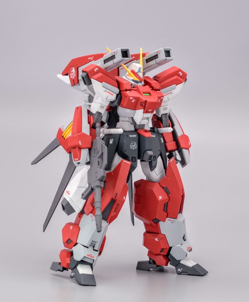 支援用MSですが固定装備のビームキャノン、短距離用のビームライフル、ボックスサーベル等交戦距離を選ばない運用が可能