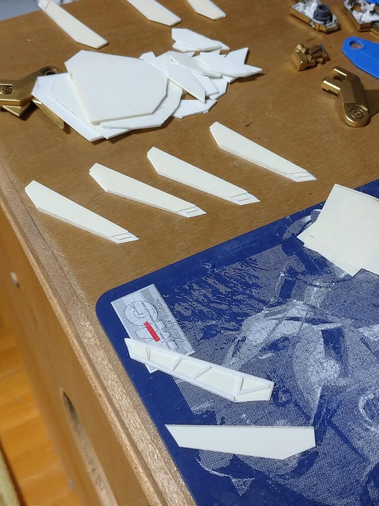 小羽根の切り出し。積層より軽くしたくて間はプラ棒の骨組みになってます。