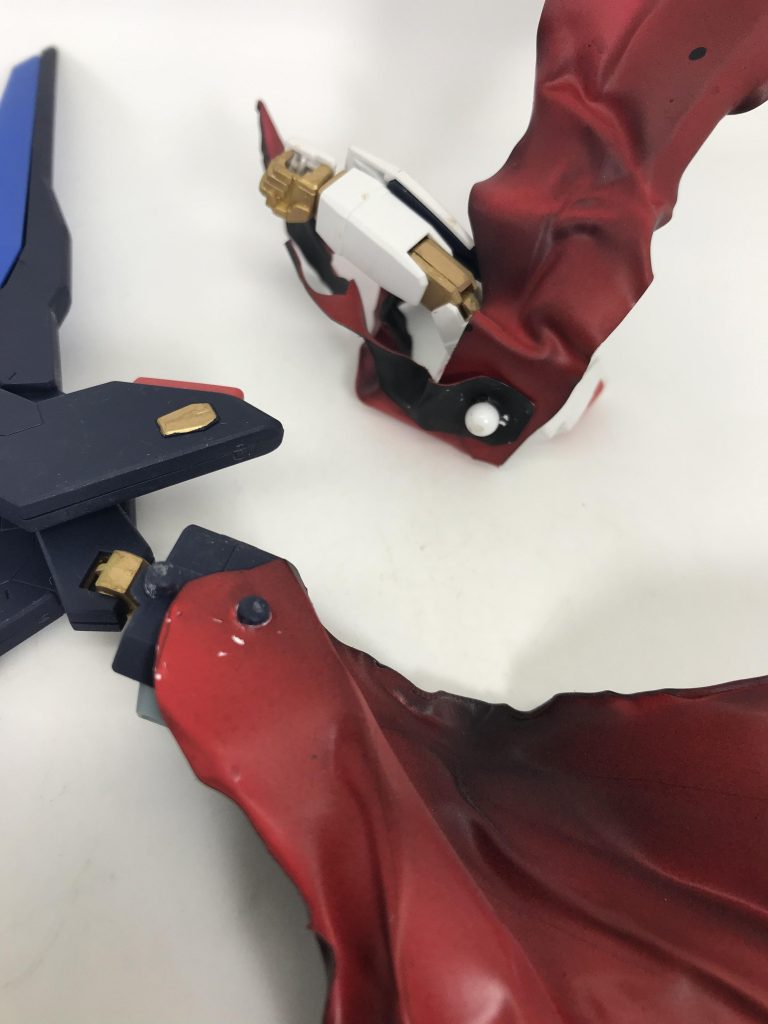 完成したマントにピンバイスなどで穴を開け、腕の付け根やバックパックのピンに通します穴が大きすぎたり、穴部分が破れてしまった場合はセロテープなどで補強してあげましょうどうせ装備したら隠れて見えなくまります😑