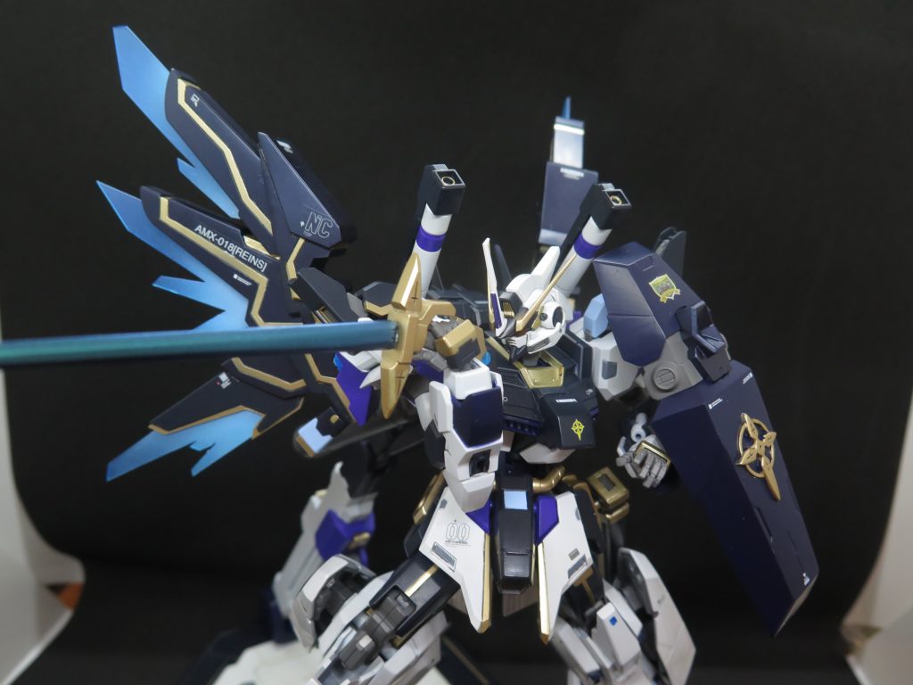 礼剣クロイツエスパーダ．ロペラ“勝利への追い風、私の剣で吹かせてみせる！”対モビルスーツ戦を想定したレイピア。高い切断力と細い刺突面積を有し、素早くて精確な攻撃を長けている。装甲とパーツの繋ぎ目を刺し貫き、内部の駆動系回路だけを切断し、撃破せずに行動不能に追い込む芸当もできる非使用時は鞘に収納されていて、サイドスカートにマウントしている。使い勝手良くて携帯も便利である為、通常装備と併用することも多い。