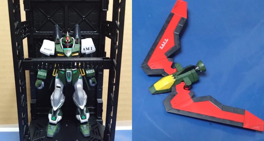 ーーーその頃、艦のブリッジで試験の様子を伺っていた隊長のジナは今回の試験について語りだす。 「今回の試験の再開はおそらく、今の状況下でザフトレイの量産の見込みを再認識させる為のモノだろう。事故の原因を掴み取れって命令もおそらく、量産化された時に取り除く必要があるからだ」 「だが、『暴走』とやらは未だ確認が取れていない。カロウのザクが近くにいても反応しないのなら、次は模擬戦で全MSを発進させ、そのまま全滅させるか？」 傍にいる艦長がそう言うと、彼女はある提案をする。 「事故が起きた宙域に行くか。事故当時の条件さえ揃えれば『暴走』が起きる可能性が大きいしな」「どこの宙域だ？」 彼女はモニターで目的地をその場にいたクルーに見せる。 「ヤキン・ドゥーエさ。……と言っても、その付近だけどね」 気楽そうに語るジナの提案はこうだ。ザフトレイの『暴走』を見るにはまず『暴走』を起こす必要がある。それには最初に起きた場所で、似たような条件を用意する。そうすれば、おそらくザフトレイは過去に起こした事故と同じ行動を行うことができ、ZTT隊も原因を突き止めることができるだろう…と。 どちらにしろ、その宙域に行く必要がある。 「それにしても、アイツの妹だとは……」 ジナはエリッサに何か思い詰める節を見せていた。 そして、目的地が決まったZTT隊はザフトレイの試験に相応しい場へと移動するのだった。前大戦の最終決戦の場、ヤキンへーーー   移動中、格納庫ではーーー 「………」 格納庫では作業員がザフトレイの補給中に設計や開発経緯を調べるべく機体の各パーツを調べていた。『暴走』の原因が少しでも分かるだろうと今も調査中だが、何も出てこない。 そんな中、一人だけ既にパイロットスーツに着替えたエリッサがザフトレイの前で待機していた。彼女はZTT隊に引き渡されてからは手錠を外されおり、今現在も行動を自由にされている。そんな彼女の前に、またしてメモリーが近づく。声を掛けるが応答せず、ただボーっと突っ立ってるだけだった。 「また黙りか…。仕方ないかもしれないけど、今回の試験でハッキリするはずだ。事故の原因、『暴走』の正体が分かれば…」「また味方を撃てば確実に銃殺よ、私は……」 またしても暗い顔でこちらを見ないどころか、顔を逸らす彼女。原因が分からず、今まで周りから『裏切り者』などと罵られたであろう彼女にメモリーはどう接するべきか分からずにいた。 「万が一、また『暴走』が起きても対策は考えてる。今、急ピッチでアレを製作してる」「何アレ？」 ザフトレイの向かいであるモノを開発しているメンバー達の姿が見えた。メモリーの話だと、上官からザフトレイとは別にあるモノを渡されていた。そのモノをメモリーはズボンのポケットから出して彼女に見せる。 「ディスク？」「この中に入っているモノを利用して、ザフトレイの『暴走』を止める。その為のストライカーを今、手が空いてるメンバーと開発中なんだ」「ザフトレイ用のストライカーパック？」「まあ、このディスクの中身とあのストライカーはどれも連合のモノなんだけどね……」 完成まで少し時間が掛かると説明するメモリーに、エリッサはふと自分の話を語りだす。自分と……亡くなったお姉さんの話を。