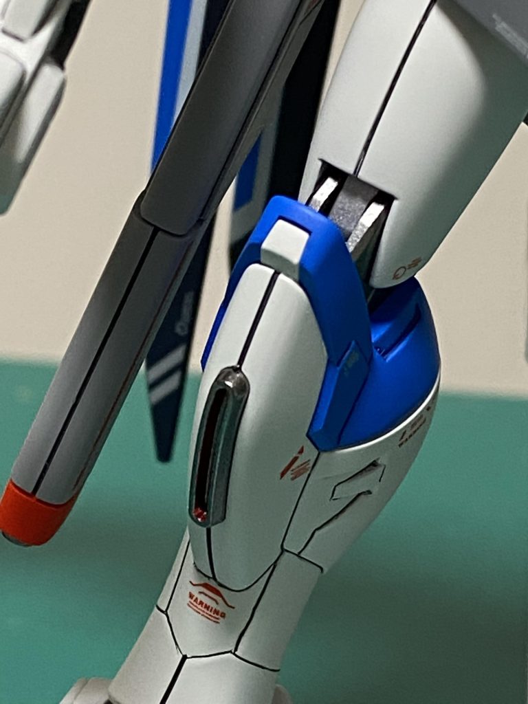 膝のスラスターは、キャンディレッドで塗装した後にスターブライトアイアンで塗り分け。