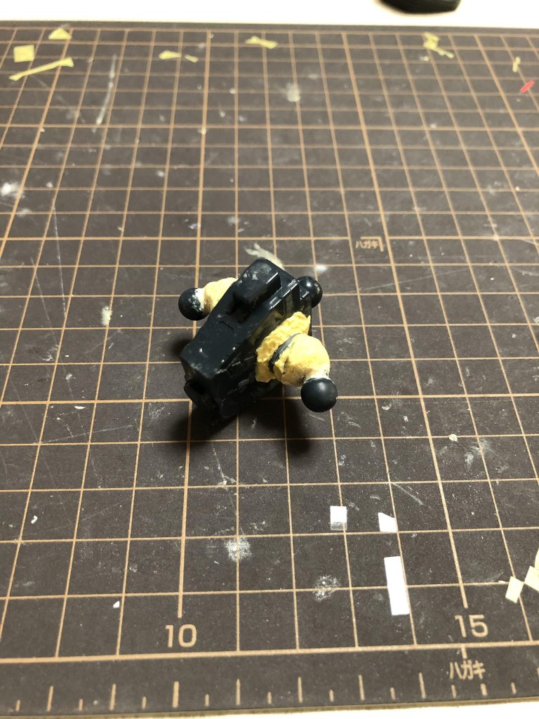 股関節が回るようにしてみました。