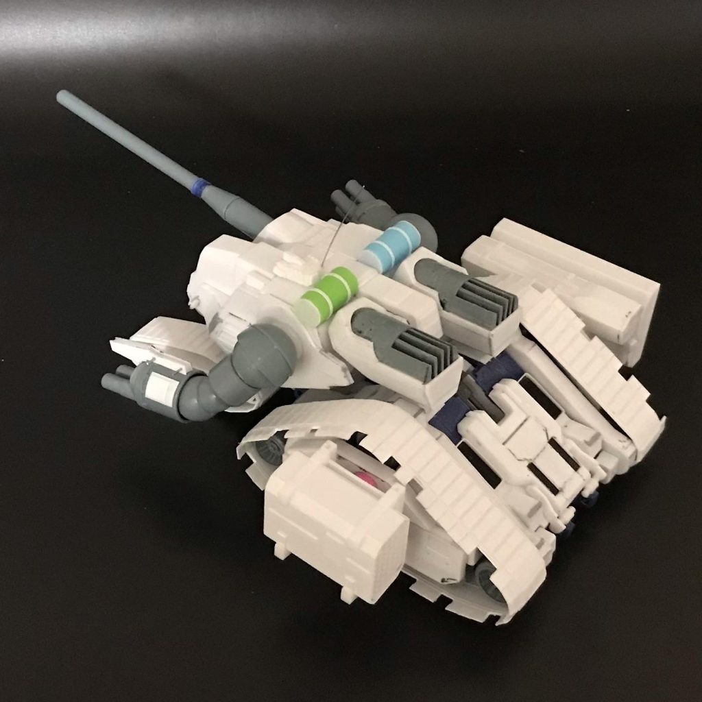 変形機構は出来たものの上部ボディーの着地点調整には苦労しました