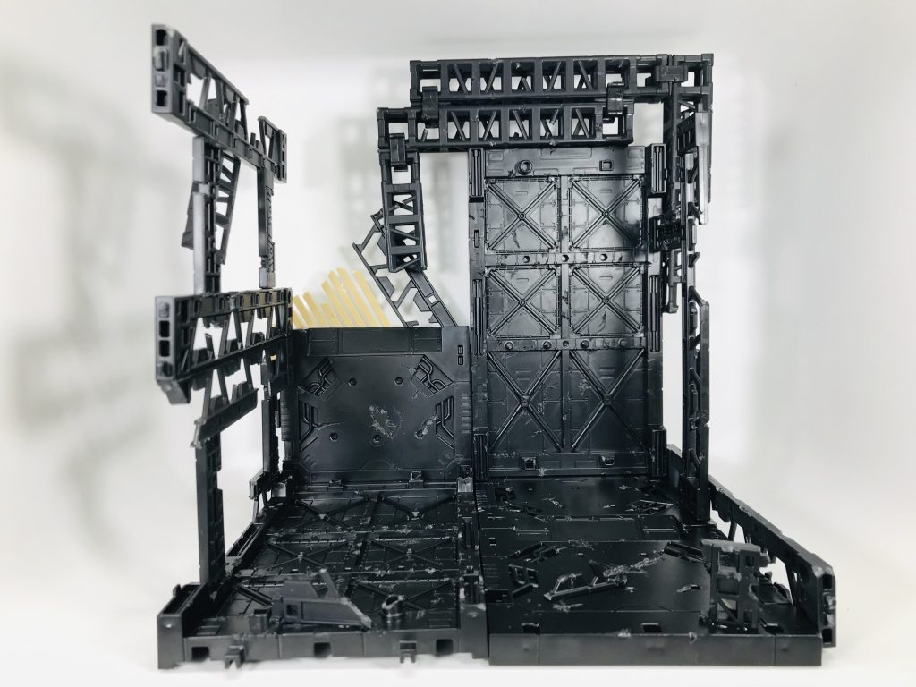 塗装前こちら100均のディスプレイベースとトラス、それにぞばザルのザルを切った貼ったしたものになります塗装するだけで見違えますね👍