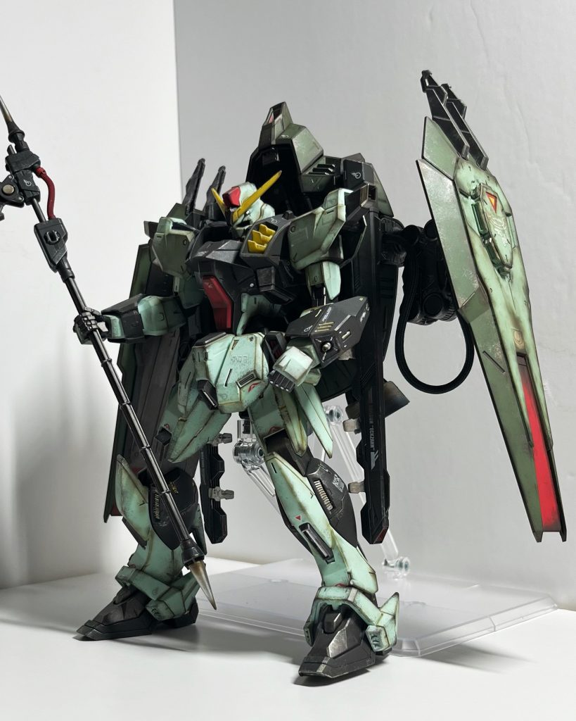 いつも通りフレーム類は焼鉄色、細かいモールドや、銃火器系はシルバーで塗装しました。初めてウェザリングマスターを導入してみましたが、良い感じに纏まったと思ってます。