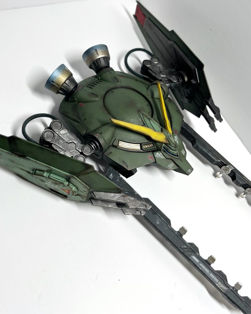バックパックの塗り分けとウェザリングが一番時間がかかりました。フレキシブルアームも金属感が出るようにドライブラシしてます。ビームを曲げる際に展開する小さいパーツも塗り分けてみました。